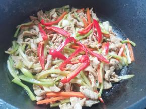 加入红椒炒匀。