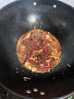 起锅烧油，放入花椒，生姜，蒜瓣，干辣椒，葱段爆香，再放入郫县豆瓣酱和火锅底料炒出红油！