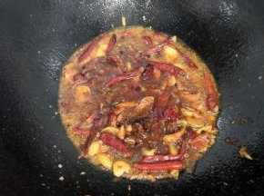 起锅烧油，放入花椒，生姜，蒜瓣，干辣椒，葱段爆香，再放入郫县豆瓣酱和火锅底料炒出红油！
