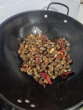 放入田螺翻炒均匀！