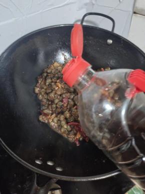 放入一大勺生抽！