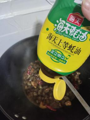 再放入一勺蚝油！