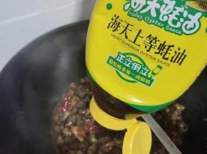 再放入一勺蚝油！
