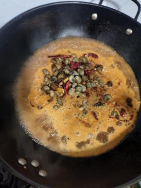 放入一罐啤酒，再放入适量的开水没过田螺！