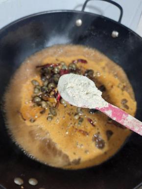 放入一勺胡椒粉去腥！