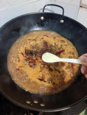 再放入一勺鸡精，大火煮开，再小火慢炖5分钟左右！