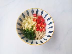 小米辣切段，葱蒜切末，和白芝麻放一起。