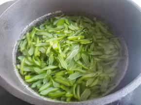 锅中烧开水煮2分钟捞出。