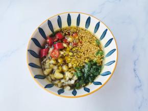 配料中淋入一大勺热油，