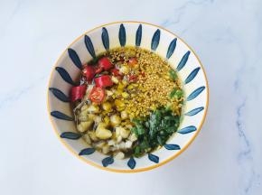 配料中淋入一大勺热油，