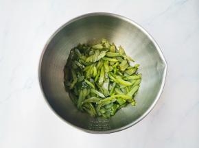 海唇放入盆中，