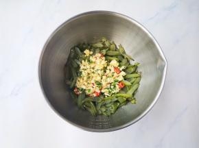 加入配料。