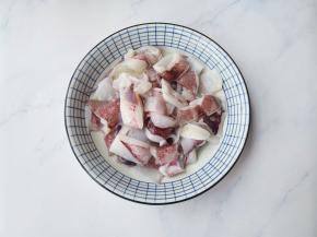 海兔清洗干净，去掉脏污部分，切成小块。