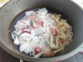 锅中烧开水，锅中放入海兔，加一勺料酒煮出浮沫，