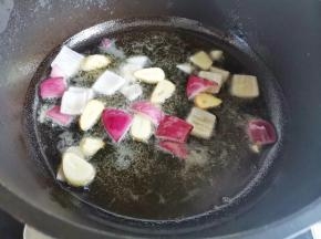 放入蒜苔和红椒翻炒均匀，