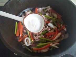 一勺黑胡椒翻炒均匀，