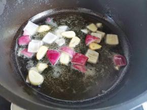 另起锅热油，爆香洋葱大蒜，