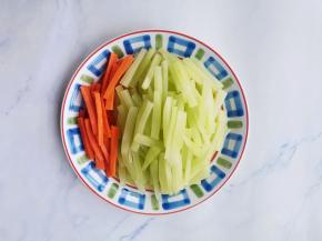 新鲜莴笋去皮洗净切条，胡萝卜切条。