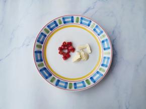 小米椒切段，大蒜切片。