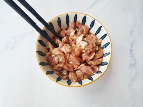 瘦肉切条，加1勺生抽，一勺料酒，一勺橄榄油抓匀腌制10分钟。