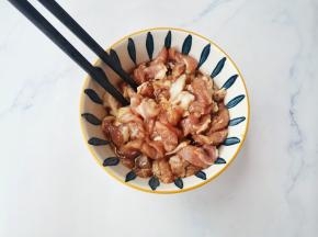 瘦肉切条，加1勺生抽，一勺料酒，一勺橄榄油抓匀腌制10分钟。