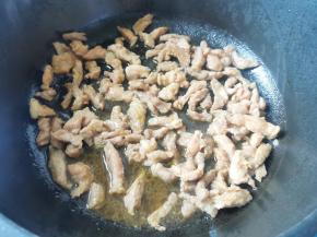 锅中热油，放瘦肉炒至变色捞出。