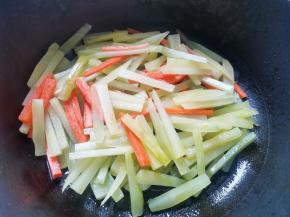 放莴笋和胡萝卜炒熟，