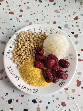 准备好所需的食材:
黄豆30克，小米20克，银耳一朵，红枣10颗！