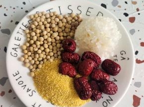 准备好所需的食材:
黄豆30克，小米20克，银耳一朵，红枣10颗！