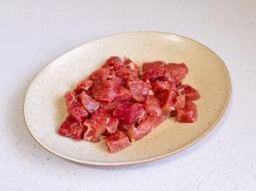 牛排切小块。