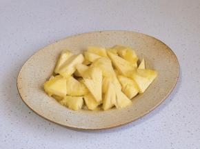 菠萝切小块，