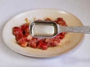 橄榄油抓拌均匀腌制10分钟。