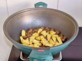 加入菠萝，黑胡椒。