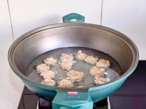 虾滑挤出圆球，水开下锅。