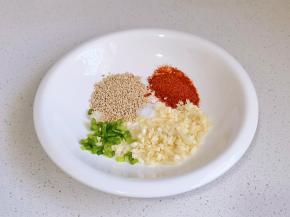 蒜末+辣椒粉+芝麻+葱花+盐。