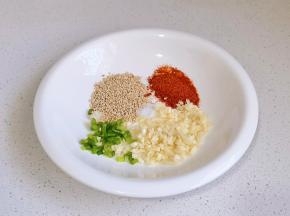 蒜末+辣椒粉+芝麻+葱花+盐。