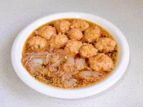 放入虾滑魔芋粉。