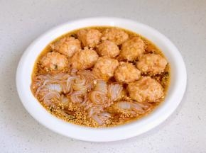 放入虾滑魔芋粉。