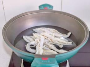 无骨鸭爪冷水下锅。