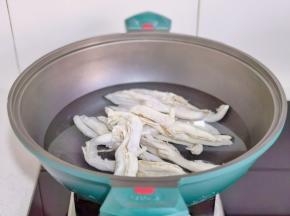无骨鸭爪冷水下锅。