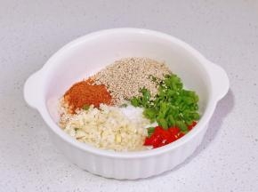辣椒粉+芝麻+葱花+蒜末+小米辣。