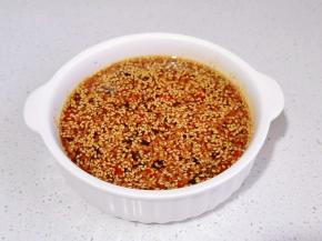 半碗水搅拌均匀。