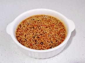 半碗水搅拌均匀。