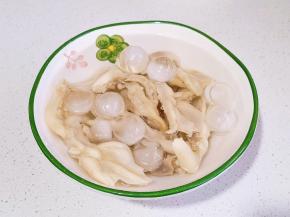 煮熟的鸡爪放冰水中。