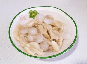 煮熟的鸡爪放冰水中。