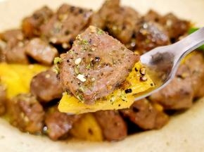 一块菠萝，一块牛肉