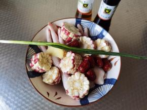 凤爪清洗干净，处理好，玉米切断，其余材料准备好。