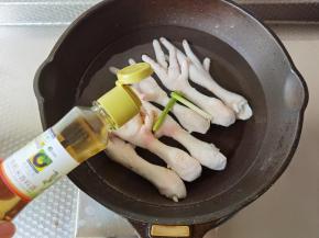 不粘锅加小半锅水，凤爪放入，加2勺禾然有机米香料酒去腥，葱段一把，大火煮开焯水。