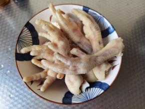 焯好捞出，清洗干净沥干。