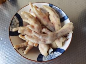 焯好捞出，清洗干净沥干。